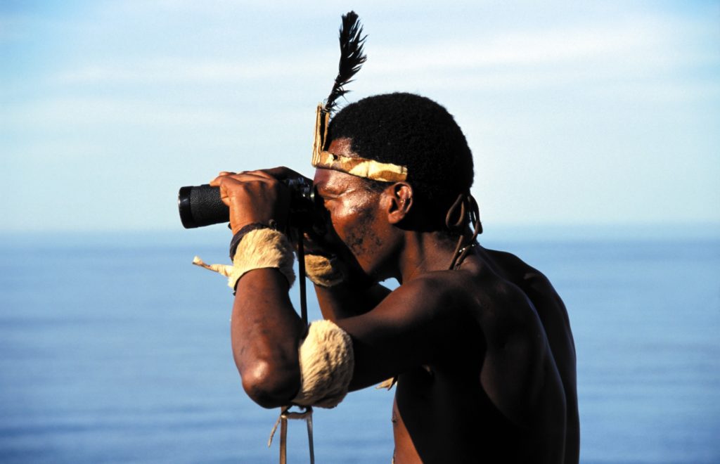 Südafrikanischer Krieger mit Fernglas