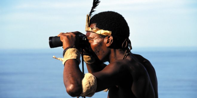 Südafrikanischer Krieger mit Fernglas
